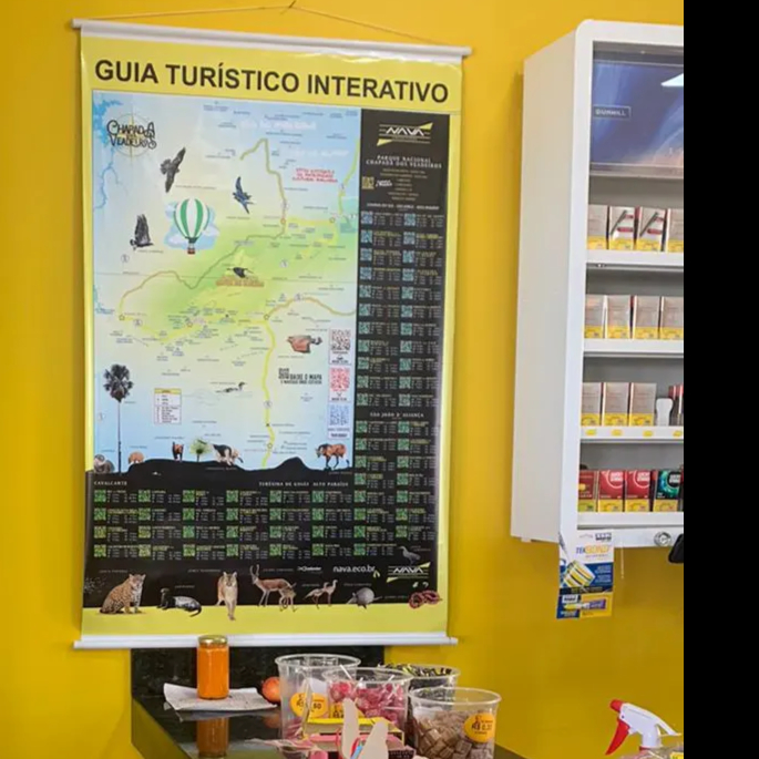 Banner do mapa físico da Chapada dos Veadeiros instalado em um ponto comercial.